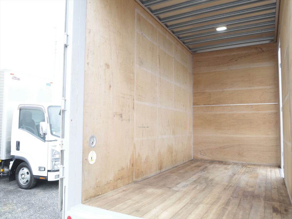 荷室内寸 長さ377cm幅178.5高さ222.5cm 門高218cm ラッシング取り付けも承ります。