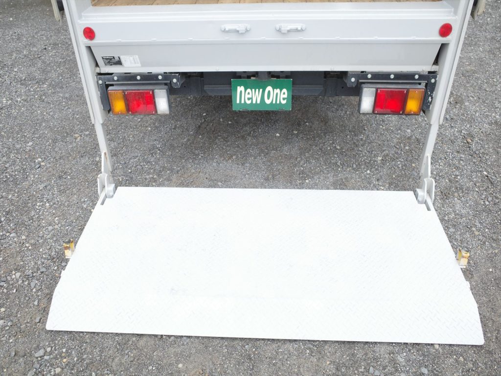 新明和製垂直ゲート 寸法長さ84.5cm幅183cm 最大揚力600Kg