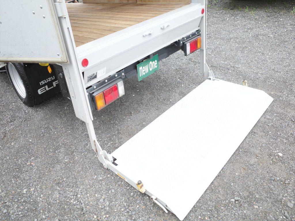 新明和製垂直ゲート 寸法長さ84.5cm幅183cm 最大揚力600Kg