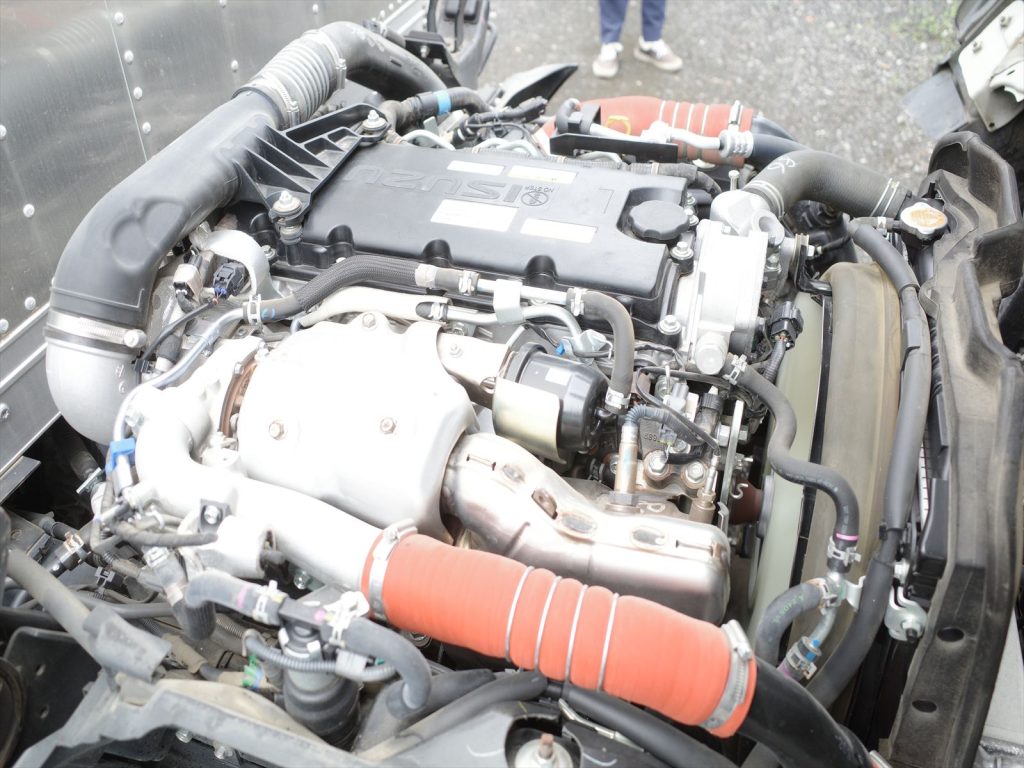 3000ccディーゼルターボ エンジン型式4JZ1 機関も状態良好です!