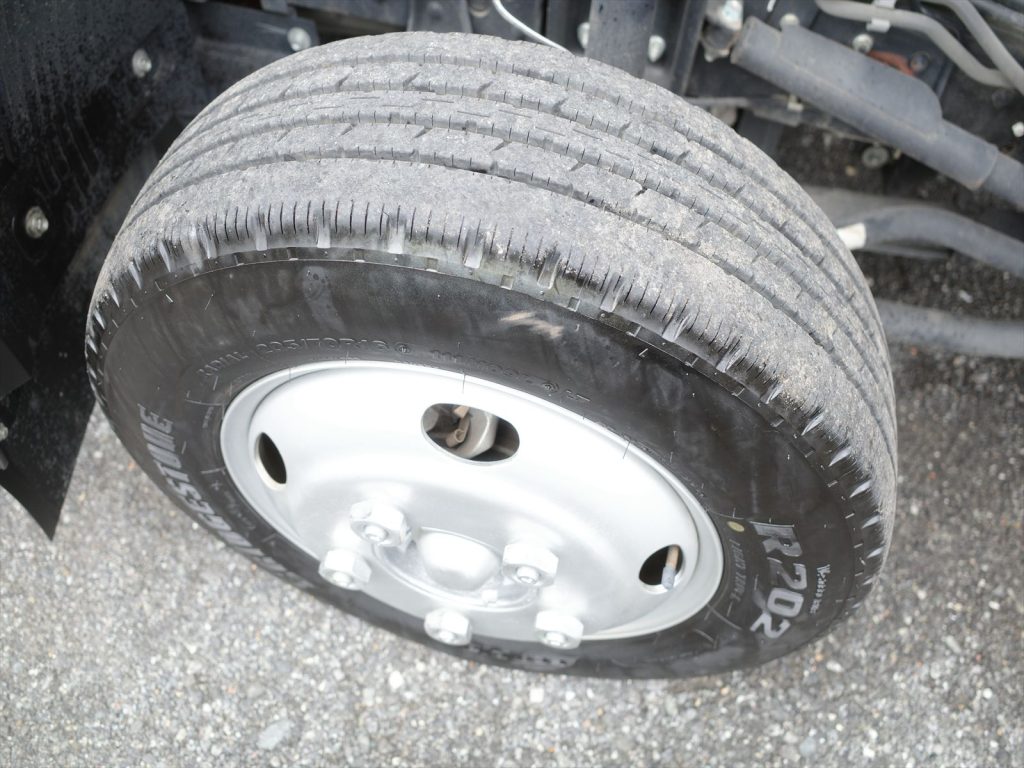 タイヤサイズは205/70R16 溝残量フロント7mm リヤ6mm