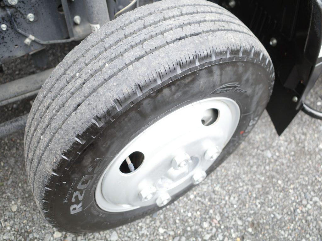 タイヤサイズは205/70R16 溝残量フロント7mm リヤ6mm