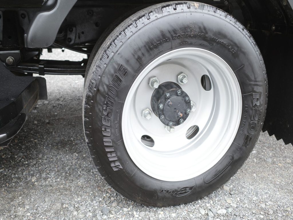 タイヤサイズは205/70R16 溝残量フロント7mm リヤ6mm