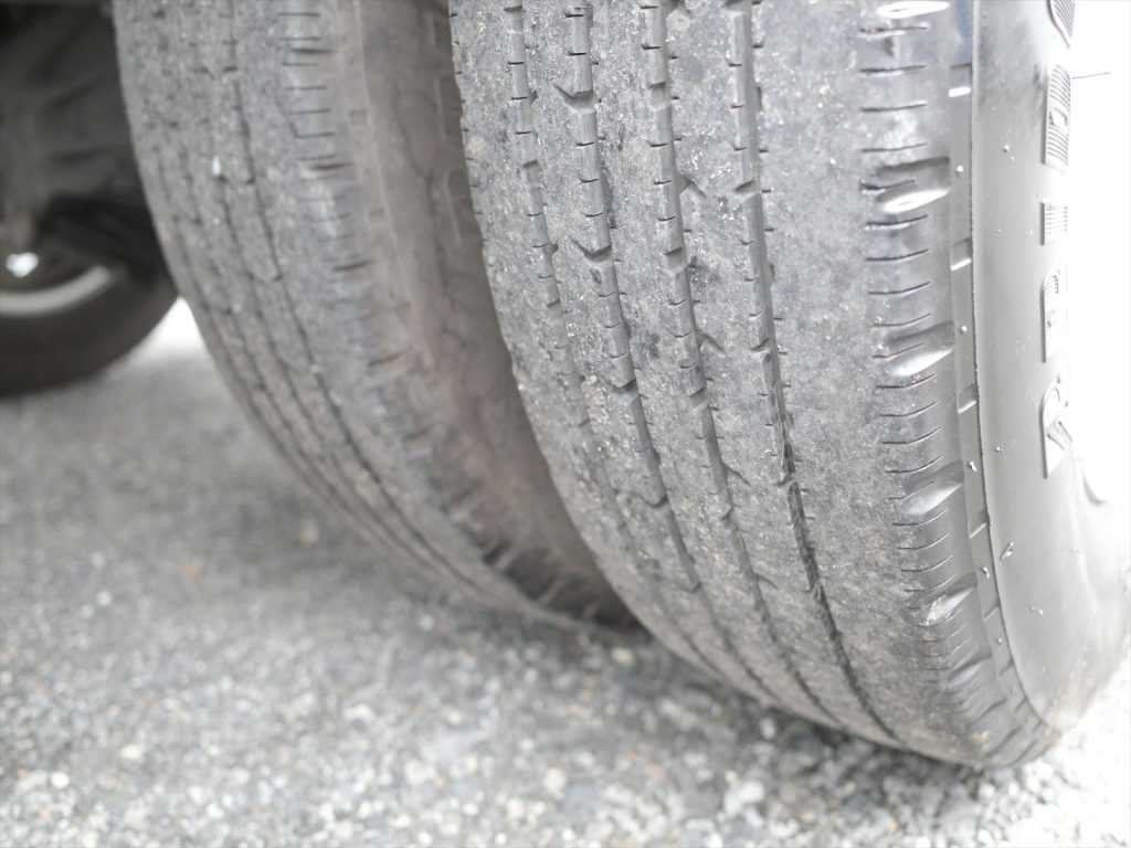 タイヤサイズは205/70R16 溝残量フロント7mm リヤ6mm
