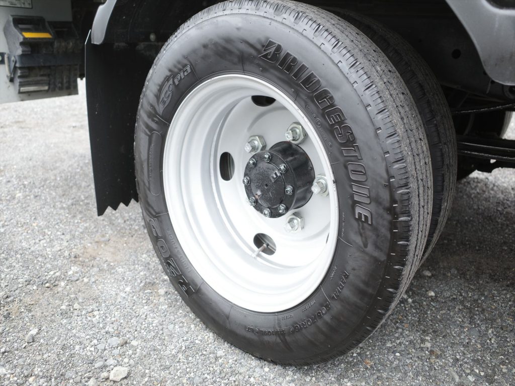 タイヤサイズは205/70R16 溝残量フロント7mm リヤ6mm