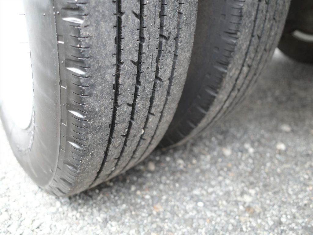 タイヤサイズは205/70R16 溝残量フロント7mm リヤ6mm