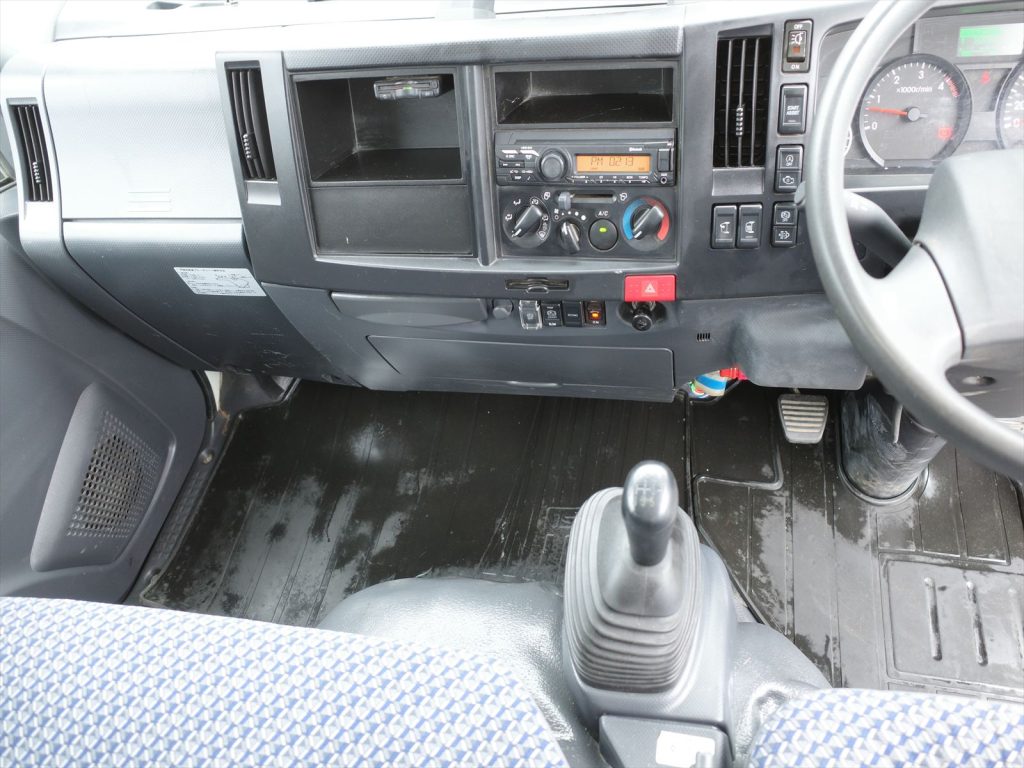 6速マニュアル LEDヘッドライト&フォグライト&デイライト 衝突軽減ブレーキ 車線逸脱警告 坂道発進補助 エアコン パワステ エアバッグ パワーウインドウ ETC バックカメラ 左右電動格納ミラー&曇り防止機能 先行車発進告知機能 も装備されております