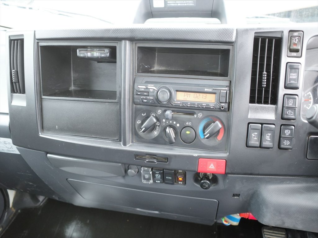 6速マニュアル LEDヘッドライト&フォグライト&デイライト 衝突軽減ブレーキ 車線逸脱警告 坂道発進補助 エアコン パワステ エアバッグ パワーウインドウ ETC バックカメラ 左右電動格納ミラー&曇り防止機能 先行車発進告知機能 も装備されております