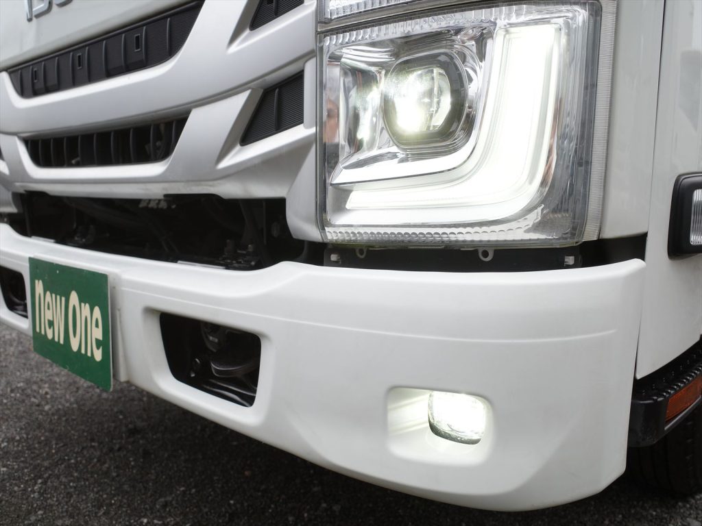 LEDヘッドライト LEDフォグライト LEDデイライトも装備されております!