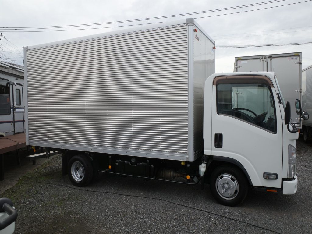 車両寸法 全長637cm 全幅191cm 全高311cm