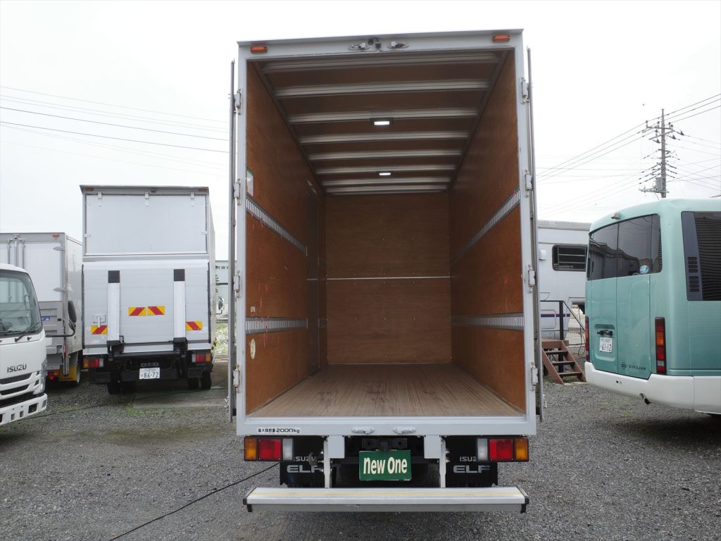 荷室内寸 長さ446cm 幅178cm 高さ215cm 門高205.5cm ラッシング2段