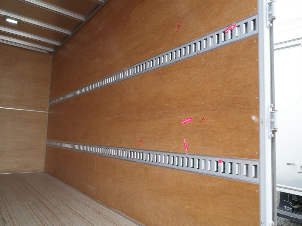 荷室内寸 長さ446cm 幅178cm 高さ215cm 門高205.5cm ラッシング2段