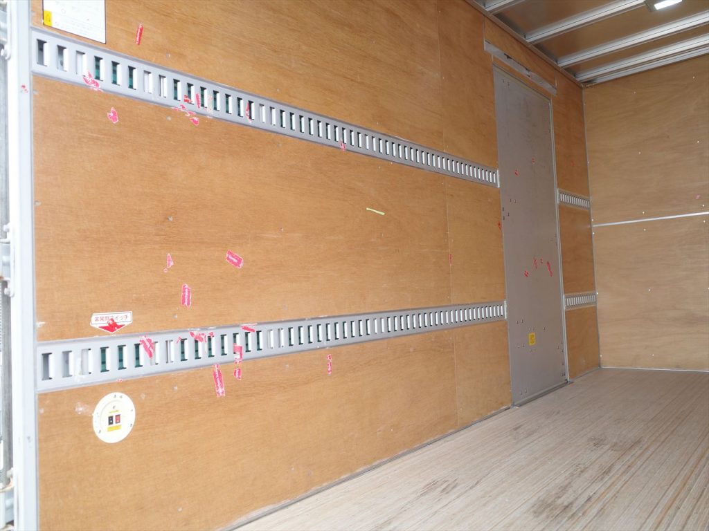 左側スライド式サイドドアも装備されております！