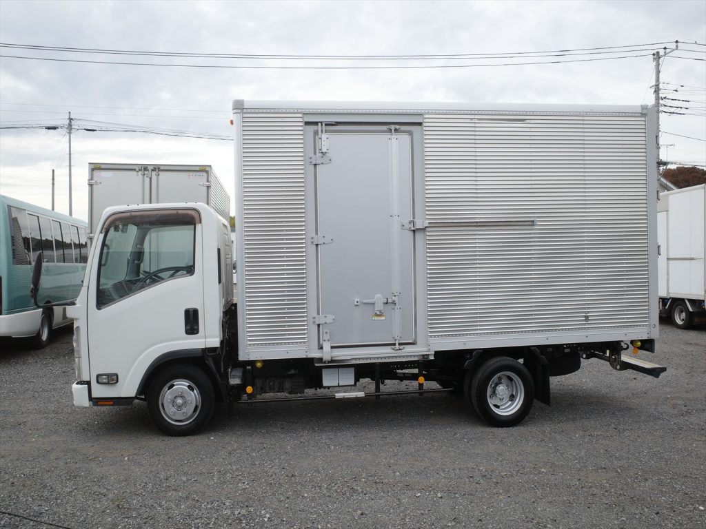 左側スライド式サイドドアも装備されております！