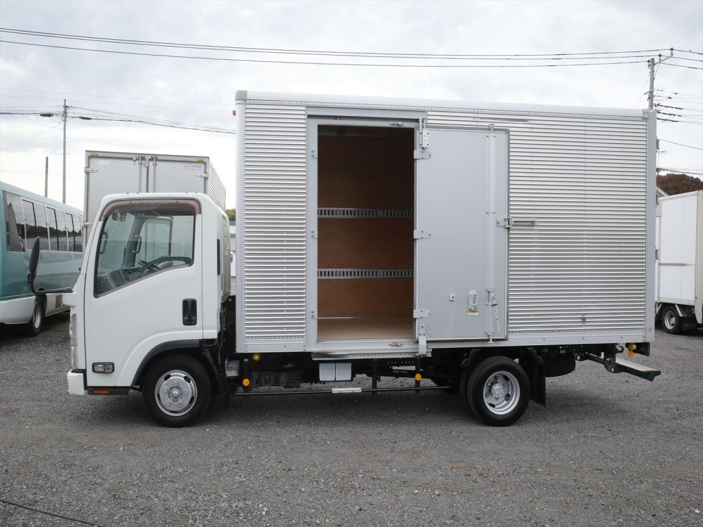 左側スライド式サイドドアも装備されております！