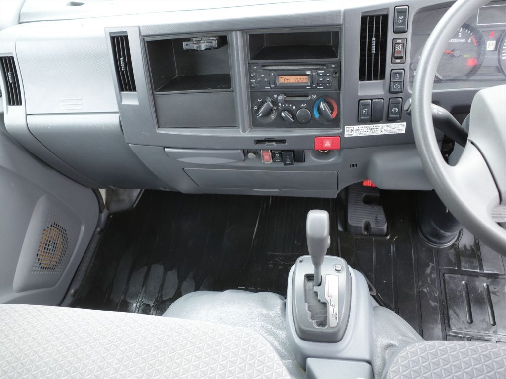 6速オートマチックシフト　エアコン　エアバッグ　パワーウインドウ　パワステ　ABS　ETC　CDステレオ　左側電動格納ミラー　バックカメラも装備されております！走行11.2万キロ！！