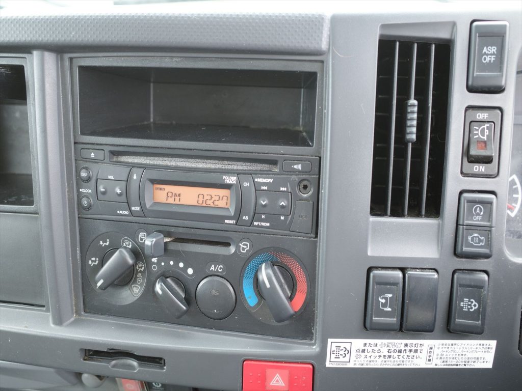 6速オートマチックシフト　エアコン　エアバッグ　パワーウインドウ　パワステ　ABS　ETC　CDステレオ　左側電動格納ミラー　バックカメラも装備されております！