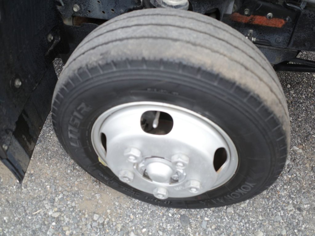 タイヤサイズは195/75R15 溝残量 フロント5mm リヤ5mm　フロント側は多少のシワあり