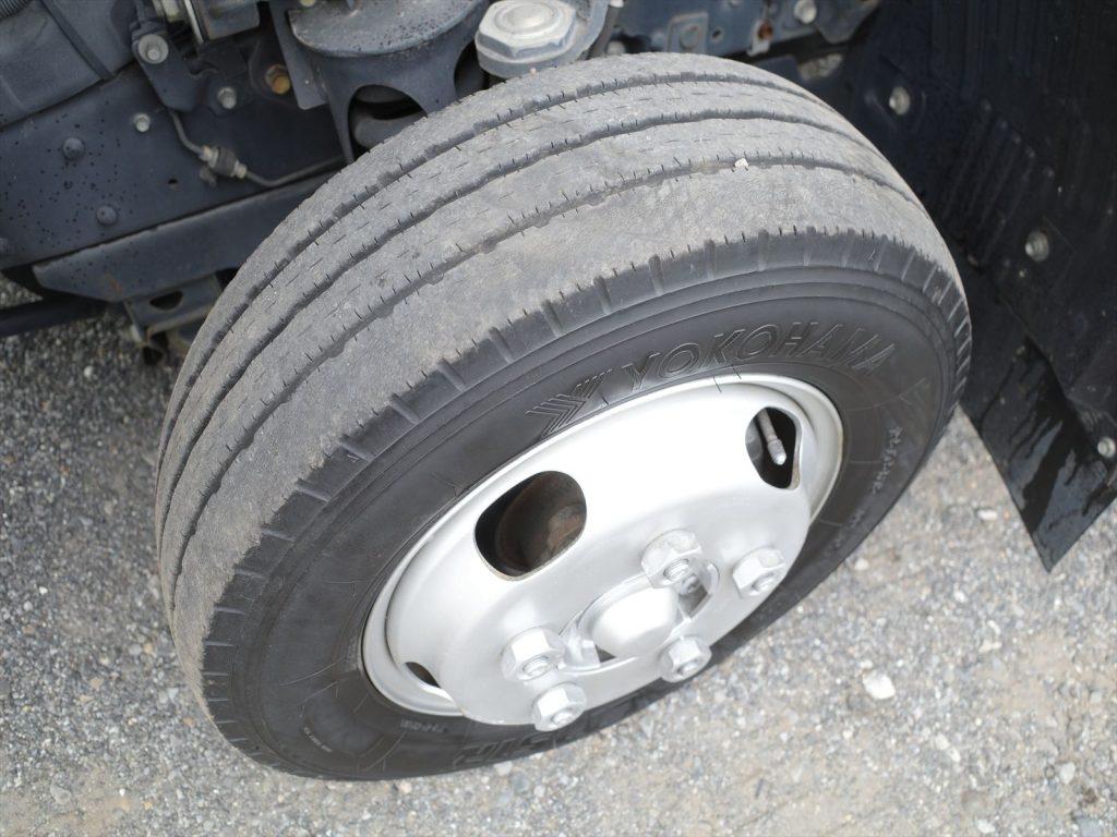 タイヤサイズは195/75R15 溝残量 フロント5mm リヤ5mm　フロント側は多少のシワあり