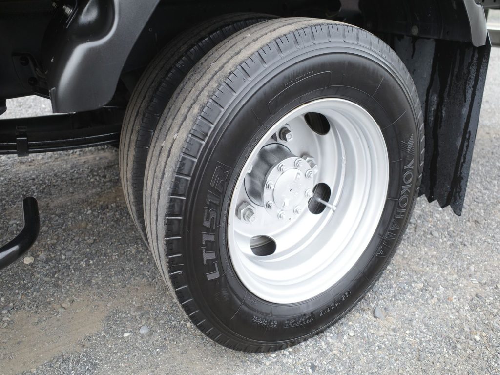 タイヤサイズは195/75R15 溝残量 フロント5mm リヤ5mm　