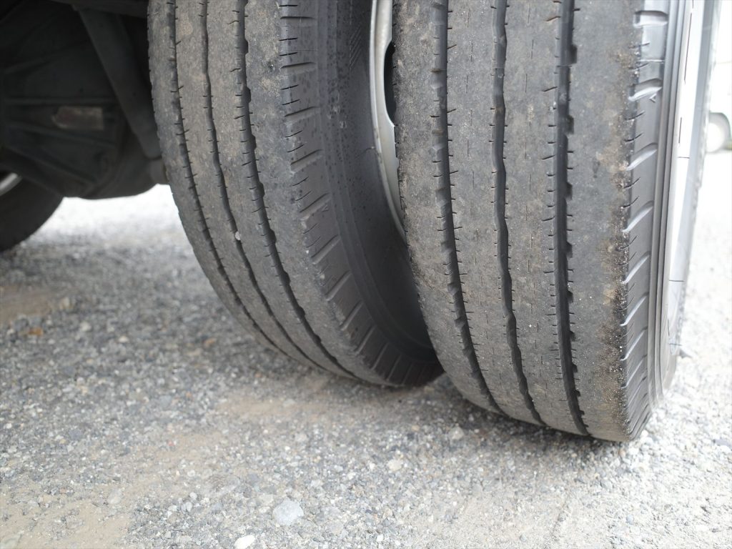 タイヤサイズは195/75R15 溝残量 フロント5mm リヤ5mm　