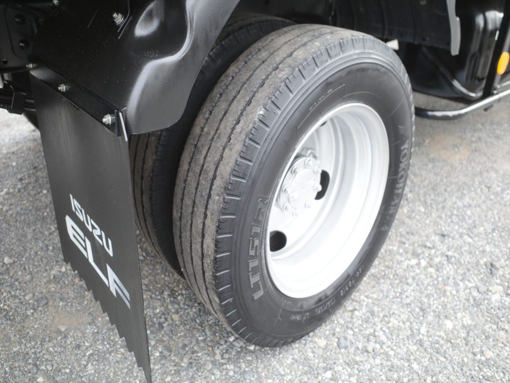 タイヤサイズは195/75R15 溝残量 フロント5mm リヤ5mm　