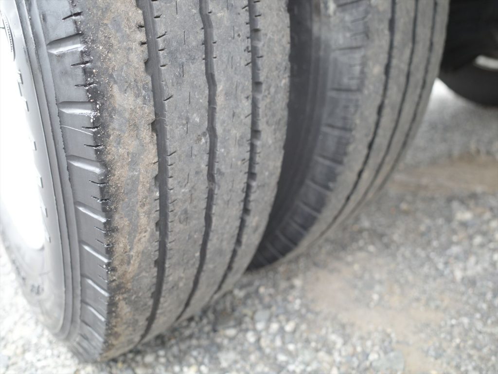 タイヤサイズは195/75R15 溝残量 フロント5mm リヤ5mm　