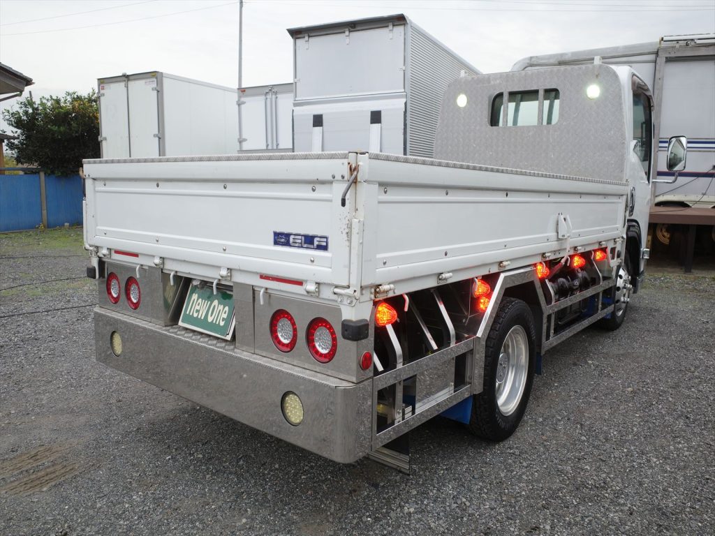 架装ボディも決まってます!最大積載量2000Kg車両総重量4715Kg 旧普通免許で運転できます!