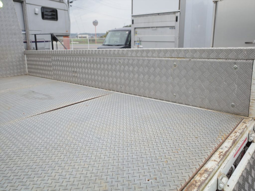 床とあおり縞鋼板 貼り