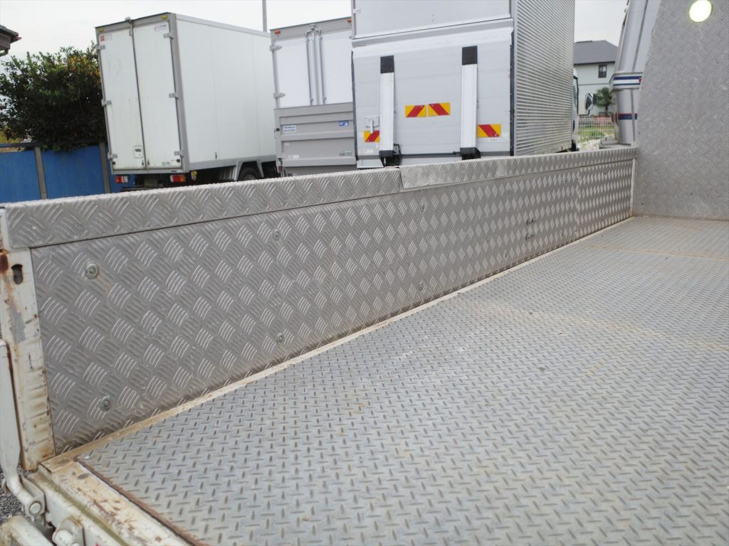 左右 アオリを楽々と開閉するセイコーラックも装備されております!