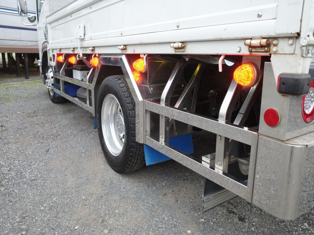 架装ボディも決まってます!社外アルミホイールも装備されております!