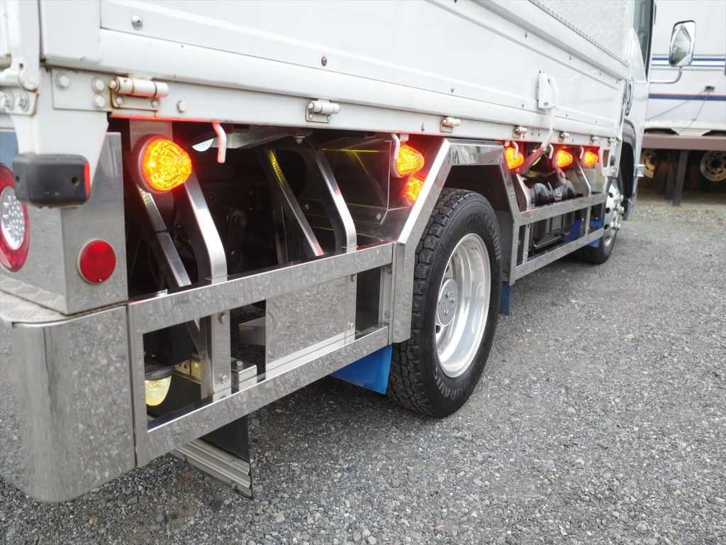 架装ボディも決まってます!社外アルミホイールも装備されております!