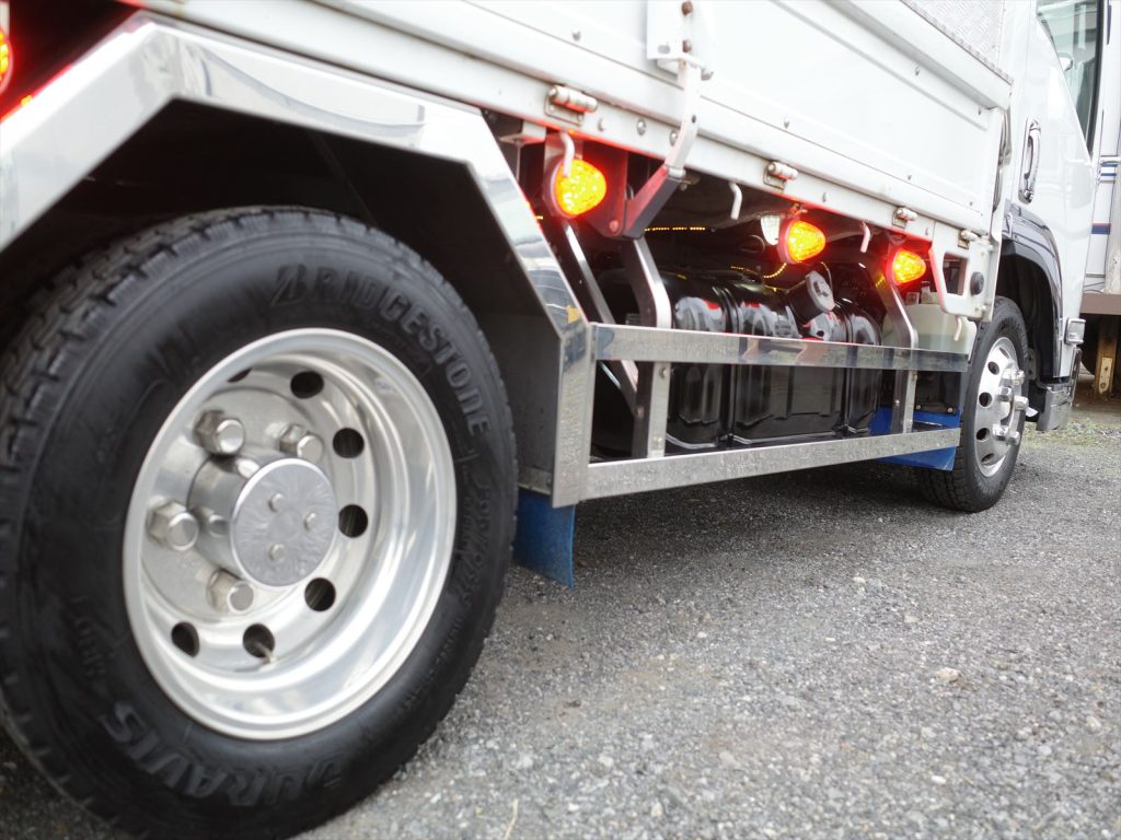 架装ボディも決まってます!社外アルミホイールも装備されております!