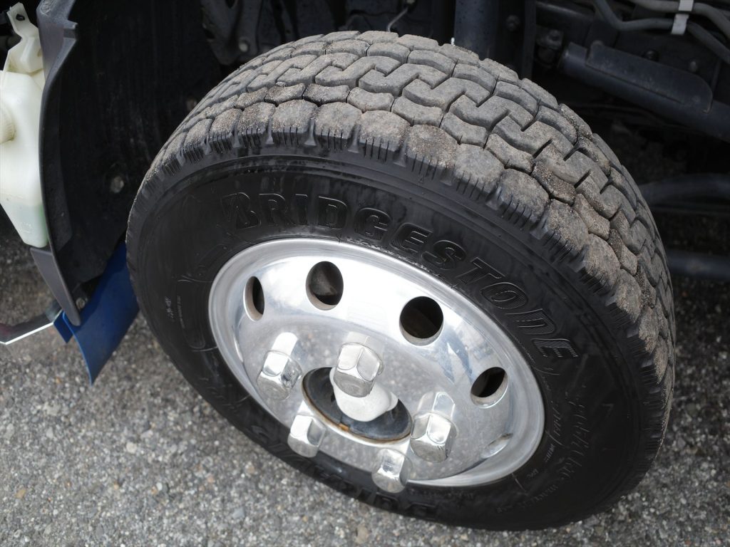 社外アルミホイール タイヤサイズは205/70R16 溝残量 フロント 10mm リヤ 9mm