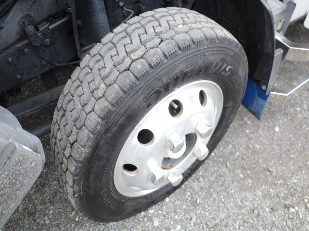 社外アルミホイール タイヤサイズは205/70R16 溝残量 フロント 10mm リヤ 9mm