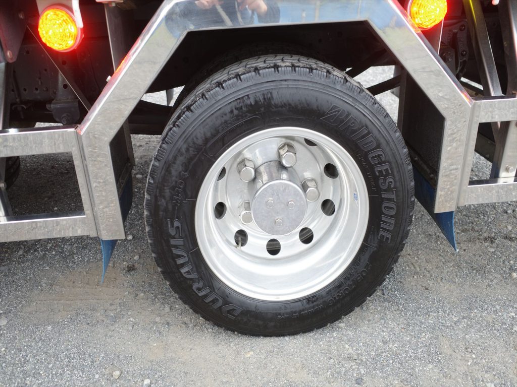 社外アルミホイール タイヤサイズは205/70R16 溝残量 フロント 10mm リヤ 9mm