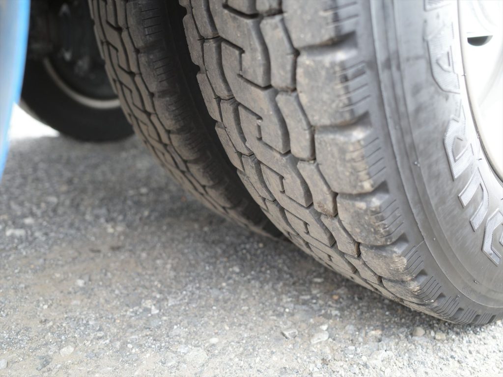 社外アルミホイール タイヤサイズは205/70R16 溝残量 フロント 10mm リヤ 9mm