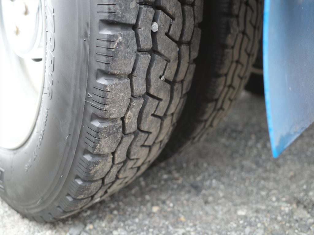 社外アルミホイール タイヤサイズは205/70R16 溝残量 フロント 10mm リヤ 9mm