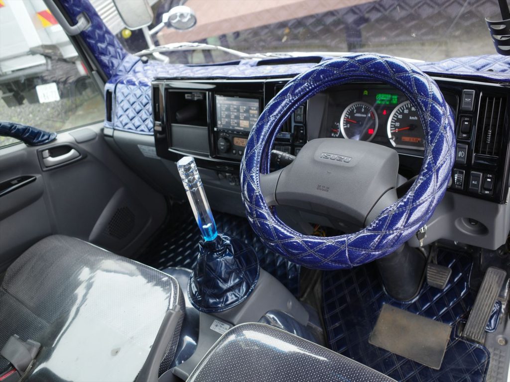 内装もシートと絨毯に透明ビニールカバーが貼られていてとてもきれいです!