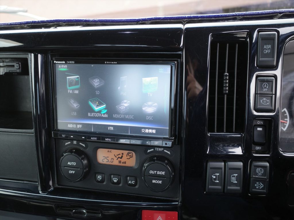 ストラーダナビ 7型 CN-RE05D フルセグ/Bluetooth/DVD/CD/SD/USB/VICSも装備されております!