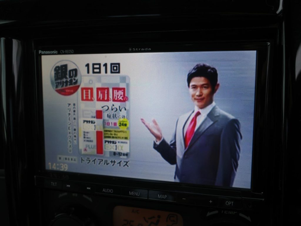 ストラーダナビ 7型 CN-RE05D フルセグ/Bluetooth/DVD/CD/SD/USB/VICSも装備されております!