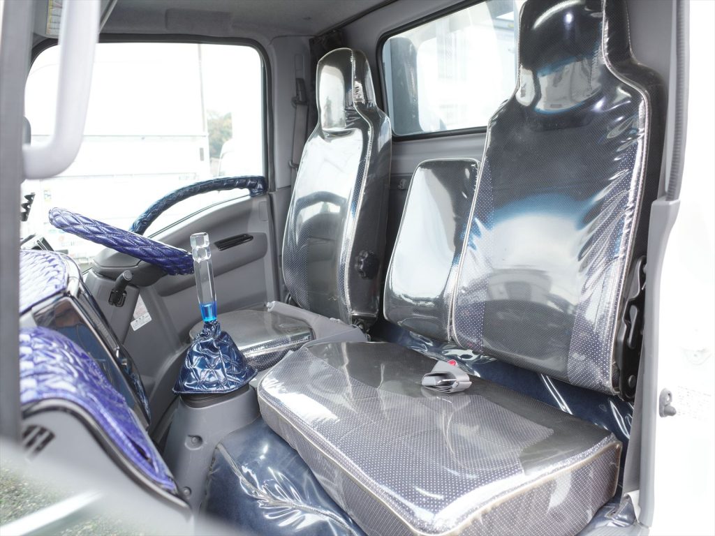 内装もシートと絨毯に透明ビニールカバーが貼られていてとてもきれいです!