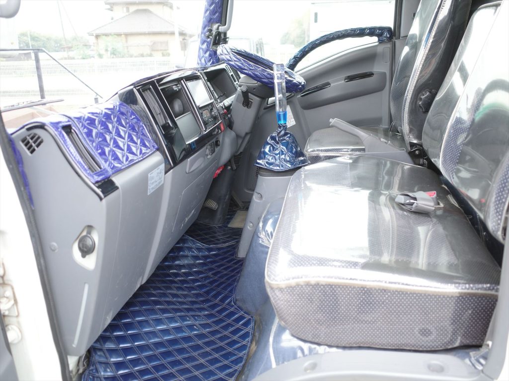 内装もシートと絨毯に透明ビニールカバーが貼られていてとてもきれいです!