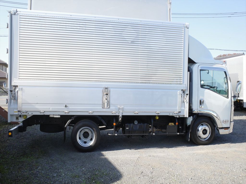 車体寸法 全長650cm 幅222cm 全高326cm