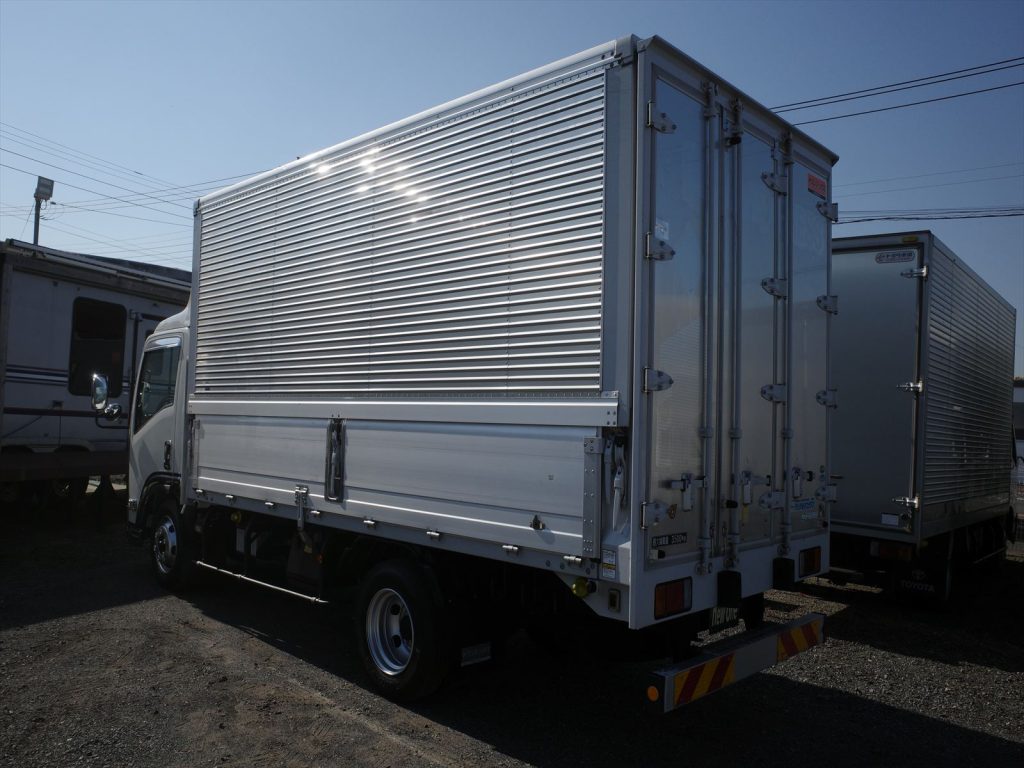 ウイングも目立つへこみもございません！