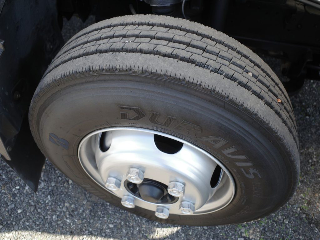 タイヤサイズは205/80R17.5 120--118LT タイヤ 溝残量フロント9mm リヤ8mm