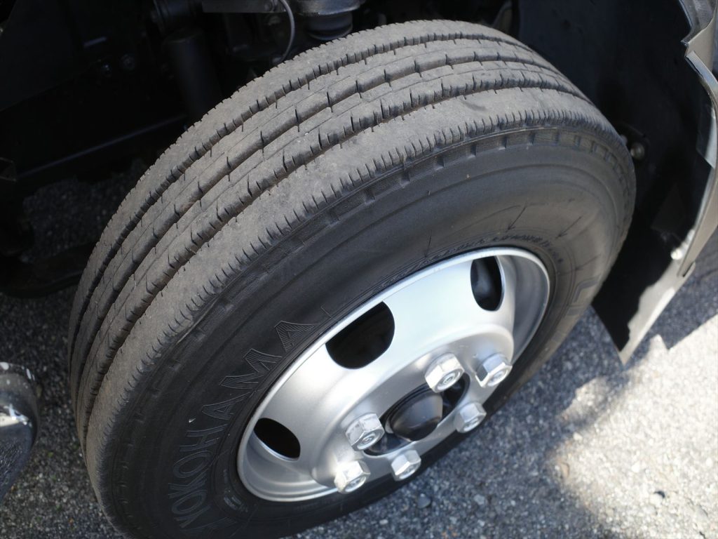 タイヤサイズは205/80R17.5 120--118LT タイヤ 溝残量フロント9mm リヤ8mm