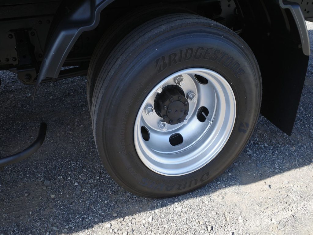 タイヤサイズは205/80R17.5 120--118LT タイヤ 溝残量フロント9mm リヤ8mm