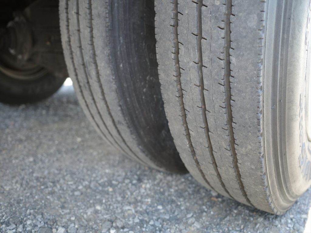 タイヤサイズは205/80R17.5 120--118LT タイヤ 溝残量フロント9mm リヤ8mm