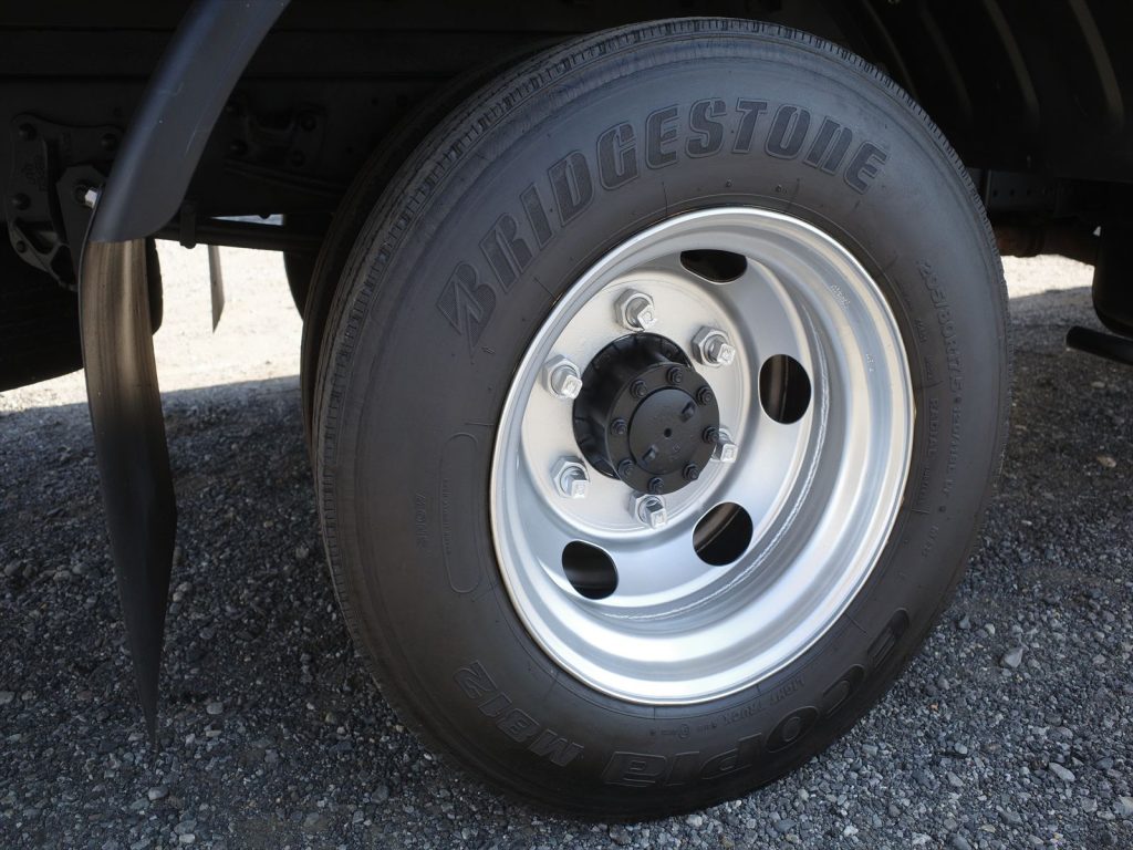 タイヤサイズは205/80R17.5 120--118LT タイヤ 溝残量フロント9mm リヤ8mm